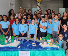 Alunos de escola municipal fazendo trabalho escolar sobre a Ponte de Guaratuba