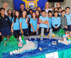 Alunos de escola municipal fazendo trabalho escolar sobre a Ponte de Guaratuba