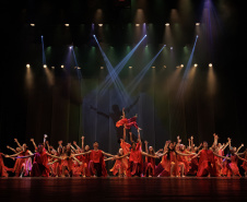 Formatura marca a última noite de “ALGO/RITMO” no Guairão, que reuniu quase 3 mil pessoas em duas apresentações