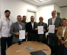 Estado firma parceria com o CNPEM para cooperação em projetos de IA e materiais recicláveis na UEL