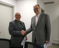 Estado firma parceria com o CNPEM para cooperação em projetos de IA e materiais recicláveis na UEL