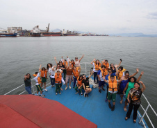 Porto Escola completa 10 anos e premia alunos com passeio pela Baía de Paranaguá