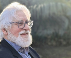 SEEC - Museu Casa Alfredo Andersen recebe Luiz Caron para lançamento de novo livro de contos