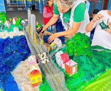 Alunos de escola municipal fazendo trabalho escolar sobre a Ponte de Guaratuba