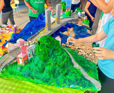 Alunos de escola municipal fazendo trabalho escolar sobre a Ponte de Guaratuba