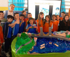 Alunos de escola municipal fazendo trabalho escolar sobre a Ponte de Guaratuba
