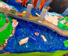 Alunos de escola municipal fazendo trabalho escolar sobre a Ponte de Guaratuba