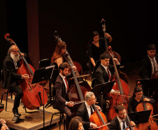 Com teatro lotado, Orquestra Sinfônica do Paraná encerra temporada 2025 no Guairão celebrando um ano histórico