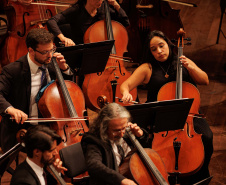 Com teatro lotado, Orquestra Sinfônica do Paraná encerra temporada 2025 no Guairão celebrando um ano histórico