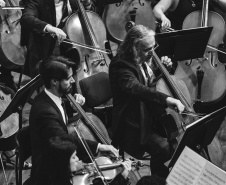 Com teatro lotado, Orquestra Sinfônica do Paraná encerra temporada 2025 no Guairão celebrando um ano histórico