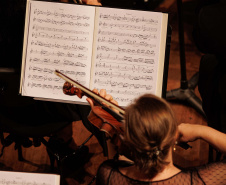 Com teatro lotado, Orquestra Sinfônica do Paraná encerra temporada 2025 no Guairão celebrando um ano histórico