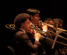 Com teatro lotado, Orquestra Sinfônica do Paraná encerra temporada 2025 no Guairão celebrando um ano histórico