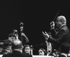 Com teatro lotado, Orquestra Sinfônica do Paraná encerra temporada 2025 no Guairão celebrando um ano histórico