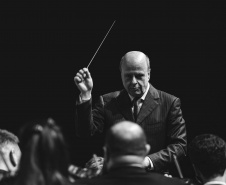 Com teatro lotado, Orquestra Sinfônica do Paraná encerra temporada 2025 no Guairão celebrando um ano histórico