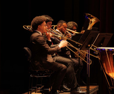 Com teatro lotado, Orquestra Sinfônica do Paraná encerra temporada 2025 no Guairão celebrando um ano histórico