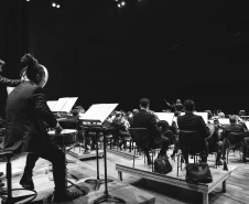 Com teatro lotado, Orquestra Sinfônica do Paraná encerra temporada 2025 no Guairão celebrando um ano histórico
