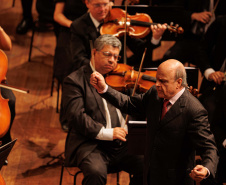 Com teatro lotado, Orquestra Sinfônica do Paraná encerra temporada 2025 no Guairão celebrando um ano histórico