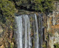 Cinco dicas de cachoeiras para curtir o Verão no Paraná próximo à natureza.