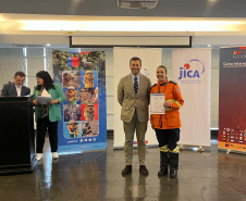 Bombeira conclui curso no Chile e projeta avanços na prevenção de incêndios florestais no Paraná