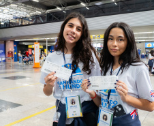 Com emoção e expectativas, 26 estudantes do Paraná embarcam para o Reino Unido pelo Programa Ganhando o Mundo