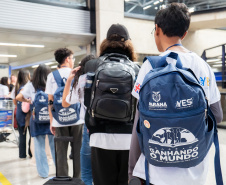 Com emoção e expectativas, 26 estudantes do Paraná embarcam para o Reino Unido pelo Programa Ganhando o Mundo