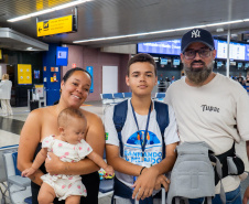Com emoção e expectativas, 26 estudantes do Paraná embarcam para o Reino Unido pelo Programa Ganhando o Mundo