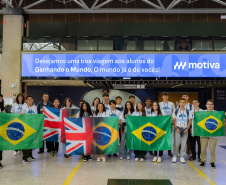 Com emoção e expectativas, 26 estudantes do Paraná embarcam para o Reino Unido pelo Programa Ganhando o Mundo