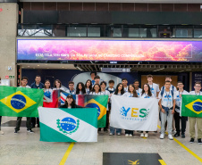 Com emoção e expectativas, 26 estudantes do Paraná embarcam para o Reino Unido pelo Programa Ganhando o Mundo
