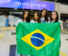 Com emoção e expectativas, 26 estudantes do Paraná embarcam para o Reino Unido pelo Programa Ganhando o Mundo