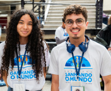 Com emoção e expectativas, 26 estudantes do Paraná embarcam para o Reino Unido pelo Programa Ganhando o Mundo