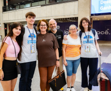 Com emoção e expectativas, 26 estudantes do Paraná embarcam para o Reino Unido pelo Programa Ganhando o Mundo