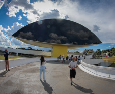 Primeira quarta-feira do ano é marcada por filas no Museu Oscar Niemeyer (MON), em Curitiba