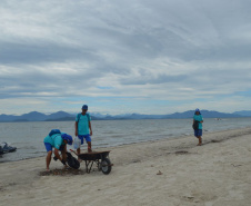 Sanepar leva limpeza da praia à Ilha das Peças
