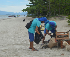 Sanepar leva limpeza da praia à Ilha das Peças