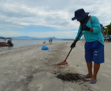 Sanepar leva limpeza da praia à Ilha das Peças