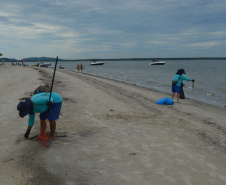 Sanepar leva limpeza da praia à Ilha das Peças