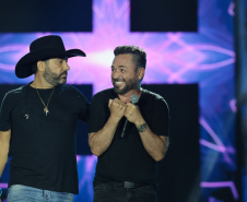 Do palco sunset ao principal: vídeo leva músico sertanejo a cantar com Edson e Hudson no Verão Maior Paraná