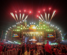 O cantor Eduardo Costa  durante a apresentacao do seu show dentro da programacao do Verao Maior Parana, 