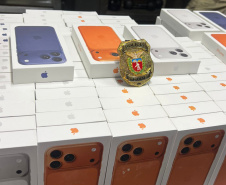 PCPR prende dois homens e apreende 1,6 mil celulares sem procedência em Curitiba