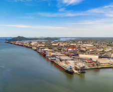 Portos paranaenses lideram movimentação entre os maiores do Brasil em 2025