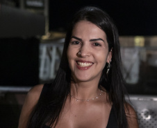 Fãs de Gusttavo Lima dormem na praia para garantir melhor lugar no show deste domingo