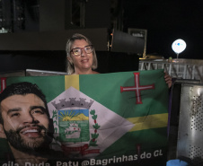 Fãs de Gusttavo Lima dormem na praia para garantir melhor lugar no show deste domingo