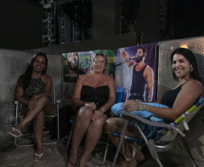 Fãs de Gusttavo Lima dormem na praia para garantir melhor lugar no show deste domingo