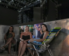 Fãs de Gusttavo Lima dormem na praia para garantir melhor lugar no show deste domingo