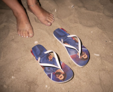 Fãs de Gusttavo Lima dormem na praia para garantir melhor lugar no show deste domingo