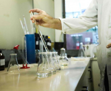 Servidores do IAT celebram a manutenção da certificação de padrão internacional pelo laboratório do órgão em Londrina.