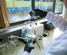 Servidores do IAT celebram a manutenção da certificação de padrão internacional pelo laboratório do órgão em Londrina.