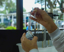 Servidores do IAT celebram a manutenção da certificação de padrão internacional pelo laboratório do órgão em Londrina.