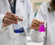 Servidores do IAT celebram a manutenção da certificação de padrão internacional pelo laboratório do órgão em Londrina.