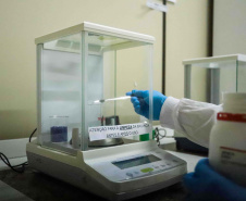 Servidores do IAT celebram a manutenção da certificação de padrão internacional pelo laboratório do órgão em Londrina.